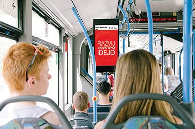 Prikaz oglaševalnega zaslona v avtobusu.