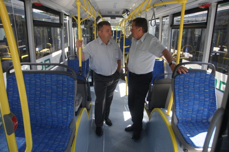 Zoran Janković, župan Mestne občine Ljubljana, in Peter Horvat, direktor Ljubljanskega potniškega prometa, med ogledom novih avtobusov (Foto: Nik Rovan)