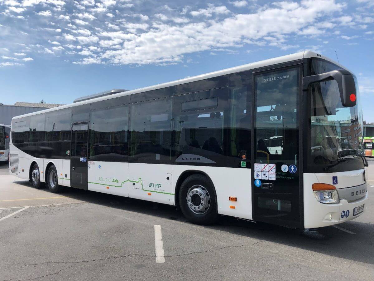 Nov medkrajevni avtobus Ljubljanskega potniškega prometa.
