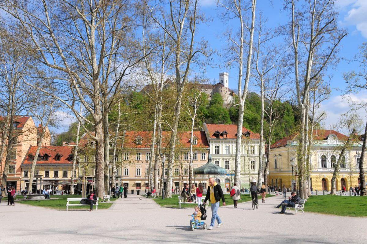 Slika Kongresnega trga s pogledom na Ljubljanski grad