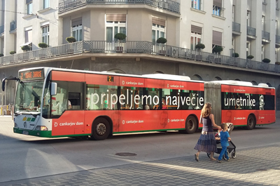 Primer polepitve zunanjosti avtobusa.