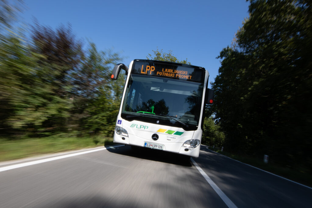 Avtobus na vožnji